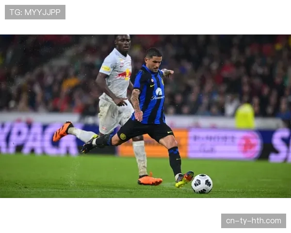 镜头：萨内错失绝杀单刀后，跪在安联球场草皮上久久不起